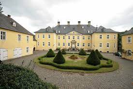 file schloss antfeld innenhof jpg wikimedia commons binnenplaatsen duitsland
