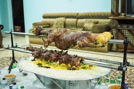 في العقيقة الذبح والطبخ، والأفضل هو توزيعها على الفقراء غير مطبوخة؛ لكونهم حال دعوتهم قد لا يحضرون الفقراء. ØªØ¬Ø±Ø¨Ø© Ù…Ø·Ø¹Ù… Ø§Ù„Ø³ÙŠØ® Ø§Ù„Ø¹Ø«Ù…Ø§Ù†ÙŠ Ù„Ø·Ø¨Ø® Ø§Ù„Ø°Ø¨Ø§ÙŠØ­ Ù…Ø¯ÙˆÙ†Ø© Ø£Ø¨ÙˆÙÙ„Ø§Ù†