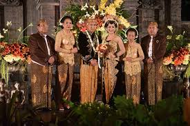 Properti lampu, lemari dan kursi tua berpadu dengan busana batik yang dikenakan. Tema Jawa Klasik Busana Pernikahan Kahiyang Ayu Bobby Nasution Okezone Lifestyle