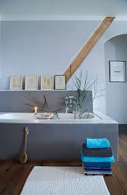 badezimmer im skandinavischen stil gepragt von grauen farben und accessoires aus holz minimalistisch wohnen badezimmer zimmer