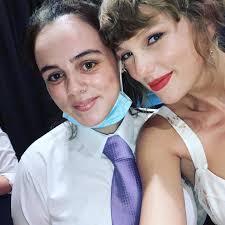 On Thursday evening we had the pleasure of serving Taylor Swift! 🤭 Taylor  was so lovely and really is a beautiful person inside and out and she  kindly agreed to photos with