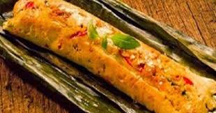 Tahu akan dihancurkan, dicampur dengan bumbu halus, dan ditambahkan bahan lainnya seperti daun kemangi, tomat, serta rawit. Resep Membuat Pepes Ikan Tahu Khas Tegal