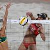 As regras, as faltas o voleibol é jogado com uma bola e inclui diversos passes com as mãos. 1