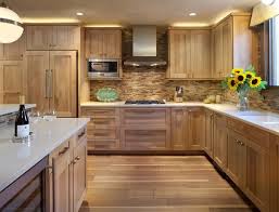 Holzkuche Weisse Arbeitsplatte Und Warme Indirekte Beleuchtung Moderne Kuche Kuchen Design Ideen Kuchendesign
