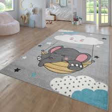 Auf ihm wird gekrabbelt, getobt und auch mal geschlafen. Kinder Teppich Kinderzimmer Elefant Wolke Teppichmax