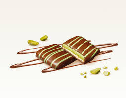 Carre Pistache Un Biscuit Delicat Nappe D Une Exquise Creme A La Pistache Et Enrobe De Chocolat Noir Suisse Finement Pistache Enrobe De Chocolat Chocolat Noir