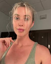 Kellie Sinclair's Instagram, Twitter & Facebook