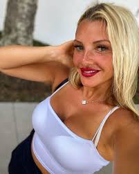 Evelyn burdecki ist 169 cm groß, hat blonde haare und grüne augen. Im Dschungelcamp Ausgehungert Evelyn Burdecki Wog Nur 49 Kilo