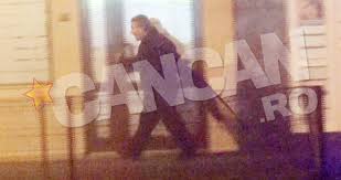 Desi nu are un text extraordinar, preferand sa repete fraza dumnezeu vede tot, unguru' exceleaza la tinuta, in recuzita sa intrand si o palarie vintage. Mana Intinsa Care Nu Spune O Poveste Nu Castiga La Pacanele Proful Cersetor Si Parior Recidiva Filmata La Cirese