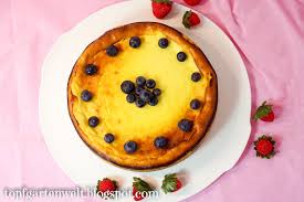 Die quarkmasse vorsichtig auf den bröselboden gießen. Faule Weiber Kuchen Mit Schmand Gebackene Topfentorte Aus Dr Oetker Cheesecakes Topfgartenwelt