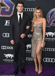 Celebrities celebrity weddings glamour wedding modern scarlett johanson scarlett hollywood. Scarlett Johansson Flashes Her Huge 400k Engagement Ring From Fiance Colin Jost At Comic Con Daily Mail Online