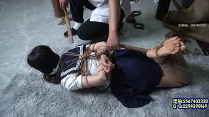 一绳有你】【麻袋绑匪1】麻袋绑架装小女孩单腿吊绑板子打脚心屁股勒嘴蒙眼驷马挠痒羞辱玩弄女孩自曝是井查的女儿惹怒了绑匪一下用绳子给弄死了-