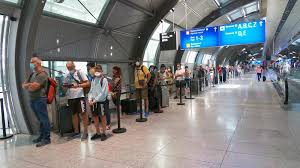 Eine boeing 747 startet vom flughafen frankfurt aus in den abendhimmel. Reiseruckkehrer Es Geht Los Mit Der Corona Testpflicht Das Sollten Sie Wissen Welt