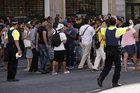 Un atac terorist a avut loc, joi seară, 17 august 2017, în barcelona, pe bulevardul las ramblas, unul pietonal, loc favorit pentru turiști. Atac Terorist La Barcelona 13 MorÈ›i Peste 100 De RÄƒniÈ›i Doi SuspecÈ›i ArestaÈ›i Un Suspect Mort Q Magazine