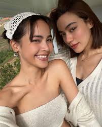 10 Potret Persahabatan Yaya Urassaya dan Kimmy Kimberly