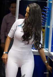 Edecanes de trasero grande - curvas voluptuosas que atraen y incitan sin parar