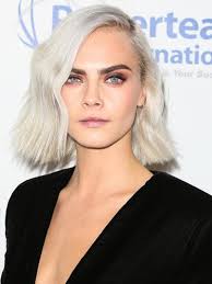 プラチナブロンド スモーキーピンクがロックなカーラ デルヴィーニュ プラチナブロンドの髪 ショートのヘアスタイル 流行りのヘアカラー