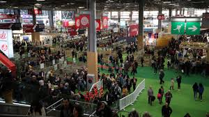 À l'heure où l'agriculture occupe une large place dans l'actualité, la plus grande ferme de france propose le thème l'agriculture : Dans Le Haut Pays Un Bus Est Mis A Disposition Pour Le Salon De L Agriculture