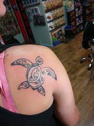 Mother Daughter Sea Turtle Tattoo Tattoo Motherdaughtertattoo Seaturtletattoo Shouldertattoo Shoulderta Turtle Tattoo Tattoos For Daughters Friend Tattoos