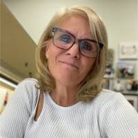 Beth Desrosiers's Instagram, Twitter & Facebook