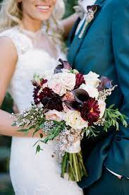 We love how this gardenia boutonniere by lake murray flower shoppe shared by the knot looks against the groom's classic suit. Schone Herbsthochzeit Bluht Beste Fotos Bridal Bouquet Fall October Wedding Flowers Wedding Flower Arrangements Fall
