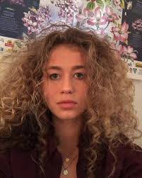 Claire Rouse's Instagram, Twitter & Facebook