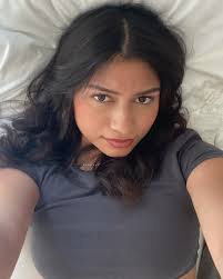 Elissa Leon's Instagram, Twitter & Facebook