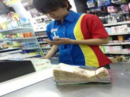 Gangguan ini terjadi akibat kesalahan bias, dimana mata tidak dapat membiaskan cahaya dengan benar ke titik fokus tunggal untuk dapat melihat gambar. Karyawan Indomaret Kecewakan Konsumen Riaumandiri Co