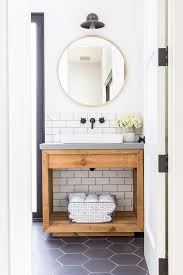 Black And White Farmhouse Bathroom Ideas Home Makeover Add Natural Light Lindye Galloway Design Projeto Do Banheiro Banheiro Diy Remodelacao Quarto