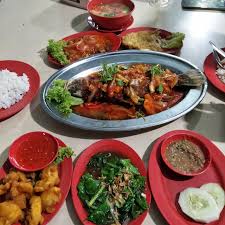 Kebiasaannya orang ramai lebih menyukai lontong yang berkuah kuning dan memang sedap kalau ditambah dengan lauk sampingan. 10 Tempat Makan Sedap Di Negeri Johor