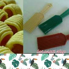 Bentuk kue semprong ini mempunyai beberapa macam yakni bentuk gulung, segi tiga, segi empat, dan lainnya. Cetakan Nastar Gulung 3 Pcs Shopee Indonesia