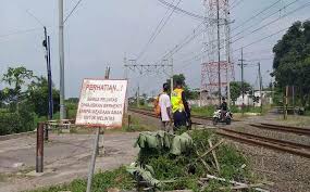 Maybe you would like to learn more about one of these? Ditabrak Krl Solo Jogja Hingga Terpental 8 Meter Warga Ceper Klaten Meninggal