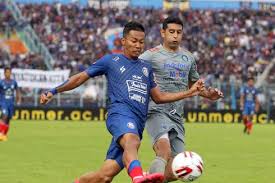 Persib bandung tonton live streaming persib bandung vs tira persikabo di maxstream gratis, hari ini pukul 15.00 wib duel seru persib bandung vs tira persikabo akan berlangsung pada sabtu (5/9/2020) pukul 15.30 wib disiarkan langsung via aplikasi maxstream. Berita Harian Arema Vs Persib Terbaru Hari Ini Kompas Com