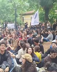 Bilgi Üniversitesi öğrencileri eylemde. Süresiz oturma nöbeti kararı  alındı:, “Okulumuzu terk etmiyoruz!”, 🎥 @21yusufcelk , #bilgiüniversitesi