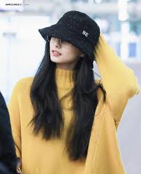 Does Anyone Know Where I Can Find This Exact Bucket Hat And Maybe Her Sweater While Were At It Fashionista Fash Outfits With Hats Kpop Fashion Kpop Girls