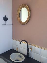 トイレの手洗い場は造作しました メラミンカウンターに陶器の洗面ボウルを合わせ アクセントにタイルを貼りました 鏡のフレームと同系のゴールドタイルを一部取り入れ 華やかさを出しています パリ アパルトマンスタイルの家 パリ アパルトマン 家 手洗い 場