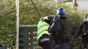 Un correspondant de sputnik matraqué par la police au soudan lors d'un reportage. Gilets Jaunes A Besancon Le Manifestant Matraque A La Tete Visait Il La Police