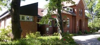 Ein hofhaus nutzt das grundstück viel besser aus als ein freistehendes einfamilienhaus. Gastehaus In Kattendorf Das Rauhe Haus