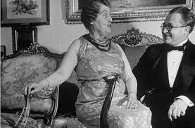 Florence foster jenkins (l) entertaining her socialite guests at a formal party in her home in 1937. Neue Kinofilme Zu Florence Foster Jenkins Der Traurigste Witz Der Musikgeschichte Kultur Stuttgarter Zeitung