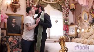 Staghomme Hung seksi rahip Scott Carter genç ikizle prezervatifsiz