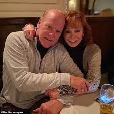 The latest tweets from rex linn (@rexlinn). Reba Mcentire Is Having A Blast In Her New Relationship With Csi Miami S Rex Linn Aktuelle Boulevard Nachrichten Und Fotogalerien Zu Stars Sternchen