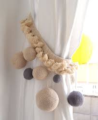 Alzapanos Para Cortinas De Manera Facil Con Aire Boho Usando Una Tira De Pompones Y Anadiendo Bolas De Amigurumi Tenemos Una Bonita A Crochet Home Crochet Diy