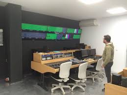 Emisiunea se defineste extrem de simplu: Imagini In Premiera Nationala Cu Noua Redactie Antena 3 Radu Tudor