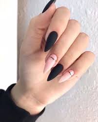 Uñas acrílicas negras cortas estos diseños de uñas acrilicas negras mate son muy bonitos y además los puedes usar para inspirarte, como así que vale la pena tenerlas de manera permanente o por temporadas. Unas Negras Con Rosa