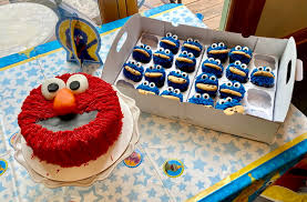 Best cookie monster cupcakes from cookie monster cupcakes i am baker. Elmo Cake And Cookie Monster Cupcakes 9gag
