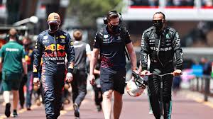 The finn pitted from second place on lap 32 of the race in monte carlo, but was forced to retire after an issue with his wheel nut saw the tread rounded off by the wheel gun and the team unable to remove the wheel as a consequence. Mercedes Waiting To Get Jammed Wheel Off Valtteri Bottas Car After Problem Forced The Finn Out Of Monaco Grand Prix Eurosport