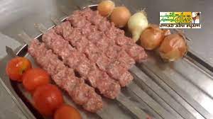 الكباب المشوى على الفحم نضع ماء البصل والطماطماية والثوم المفروم وكل التوابل تدعك جيدا وتترك مدة قبل الشوى ممكن لمدة يوم بالثﻻجة او ساعات مع food meat sausage