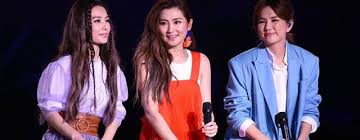 BFF Goals！S.H.E 出道17 年Selina、 Hebe 、 Ella 蛻變成時尚偶像