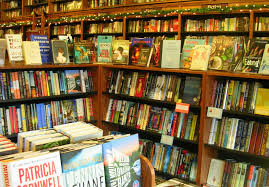 We Much Prefer The Clean Look Of Flat Top Island Cases Where You Can Display Merchandise At Eye Level Bookstore Design Bookstore Book Display