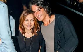 Η καίτη γαρμπή (8 ιουνίου 1961) μετράει ήδη 25 χρόνια παρουσίας στην ελληνική δισκογραφία.ξεκίνησε τη καριέρα της μαζί με τη μικρότερη αδερφή της λιάνα ως «αδελφές γαρμπή». Kaith Garmph Dionyshs Sxoinas Giortasan Thn 22h Epeteio Toy Gamoy Toys Patras Events